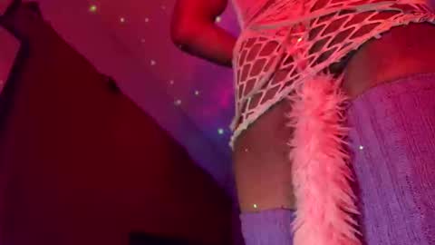 Snapshot of yelladaniella chatting on October 31, 8:59 am Ella Ts online show from October 31, 8:59 am