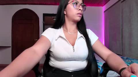 Snapshot of yesie_hot2 chatting on February 24, 12:30 am yesie_hot2 online show from February 24, 12:30 am