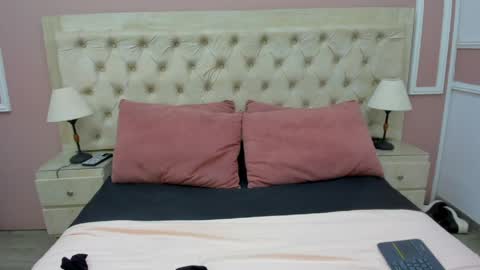 yiyisandoval online show from April 6, 10:44 pm