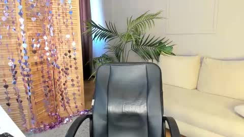 Snapshot of your_little_mom chatting on February 19, 10:34 am Viky online show from February 19, 10:34 am