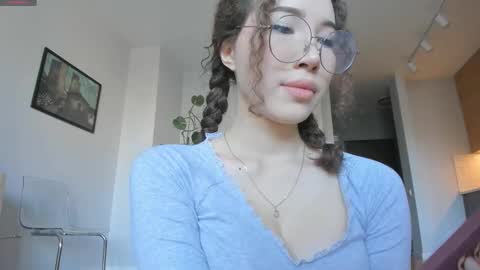 youre meyy online show from December 14, 9:04 am