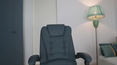 yvonna_ online show from June 5, 1:05 pm