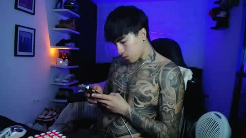 zac_muller1 online show from May 17, 10:46 am