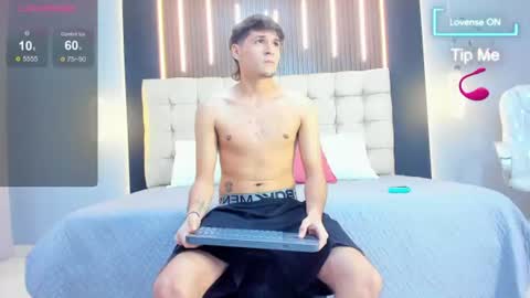 zack23__ online show from June 16, 2:37 am