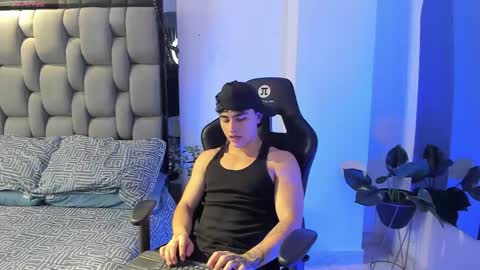 zack_lenox1 online show from May 5, 3:40 pm