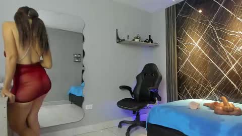 zafina_95 online show from May 16, 9:02 pm