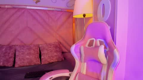 zelenejones_ online show from November 14, 4:31 pm