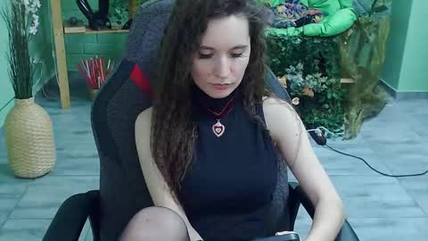 zianichols online show from March 6, 11:09 pm