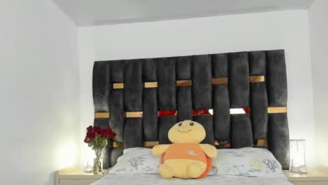 ziataylor online show from April 4, 10:06 pm