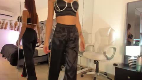 Nia  online show from November 28, 12:01 pm