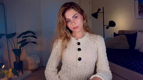 Snapshot of zlicious chatting on December 9, 10:52 pm Zara  Join next live  at 5PM EST  online show from December 9, 10:52 pm