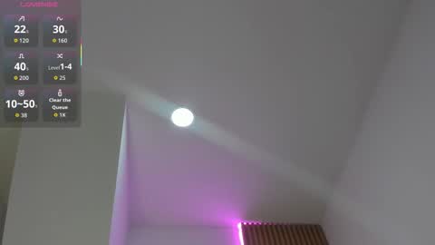 zoe_quinn7 online show from December 15, 8:27 pm