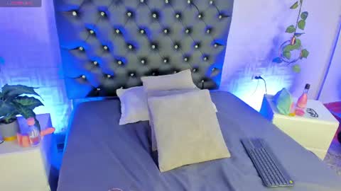 zoe_rousee_ online show from July 23, 12:25 pm