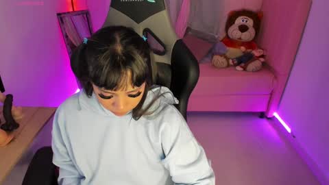 zoe_sullivan_ online show from February 17, 9:24 am