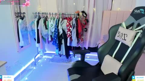 zoe_sullivan_ online show from February 2, 9:05 am