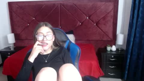 zoe_sweet050 online show from January 14, 9:56 pm