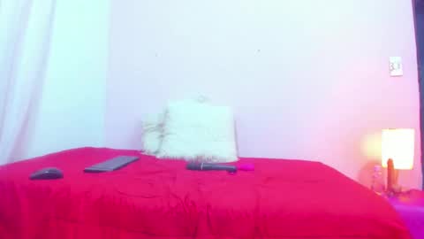 Snapshot of zoe_white__ chatting on September 24, 12:23 pm Zoe online show from September 24, 12:23 pm