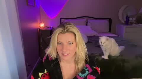 Zoeydanner online show from December 2, 11:24 pm